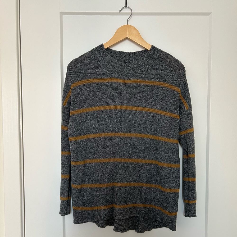 American Eagle XS jegging fit sweater